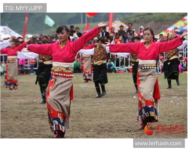 足球明星身着藏族服饰展现多元文化魅力的精彩瞬间